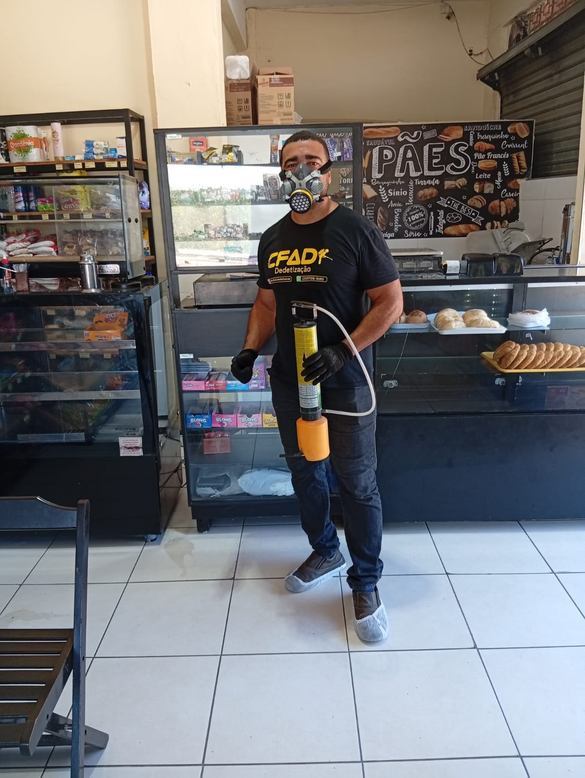 Técnico da CFAD realizando atendimento em padaria